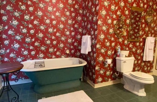 Bonham House | Historic Victorian Guest Suite Quiet Bonham Stay