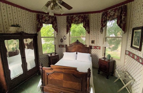 Bonham House | Historic Victorian Guest Suite Quiet Bonham Stay