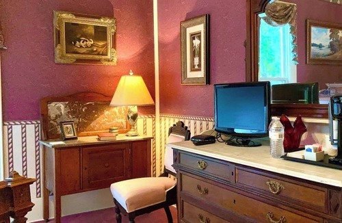 Bonham House | Historic Victorian Guest Suite Quiet Bonham Stay