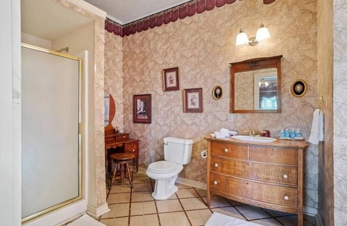 Bonham House | Historic Victorian Guest Suite Quiet Bonham Stay