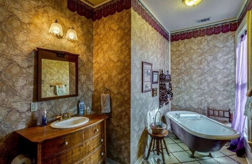 Bonham House | Historic Victorian Guest Suite Quiet Bonham Stay