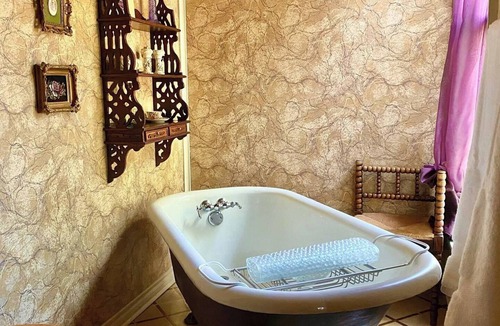 Bonham House | Historic Victorian Guest Suite Quiet Bonham Stay