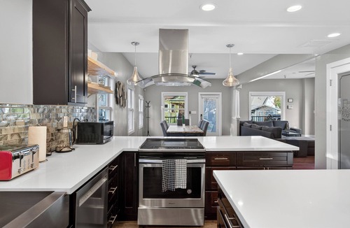 North Oak Park House | Historic Victorian Near UC Davis—Host Small Events