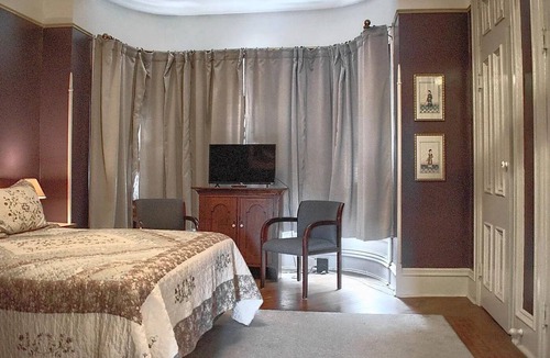 Ranshaw Bed & Breakfast | Historic Victorian Room/Private Bath + Views