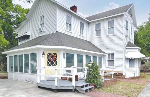 High Springs House | Historic Victorian Oasis Downtown High Springs