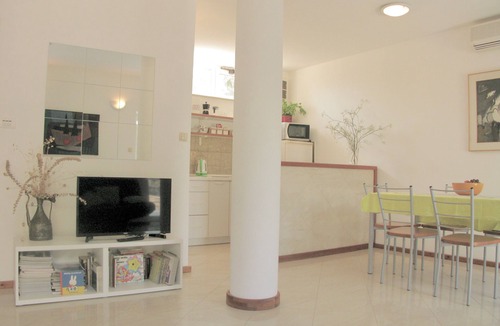 Lumbarda Villa | Historic Villa With Large Gardens Near the Beach