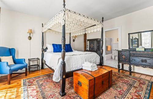 Mystic House | Historic Waterfront Home and Cottage