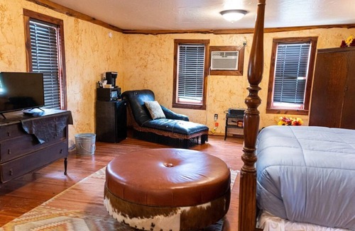 Satin Hostel | Historic Yellow Hotel, Private Romantic Getaway
