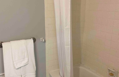 Old Town Historic District Apartment | Historical King George Inn 9