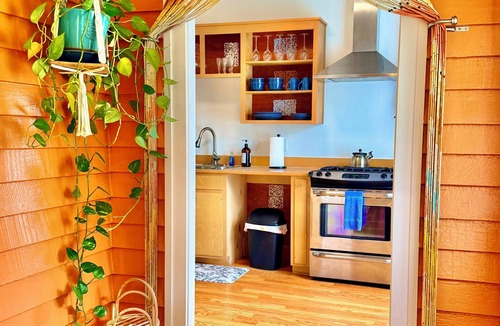 Beauregard Town Historic District Cottage | Historical cottage for plant lovers, walkable downtown