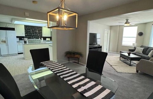 Lakeview Apartment | Historical Downtown Flat