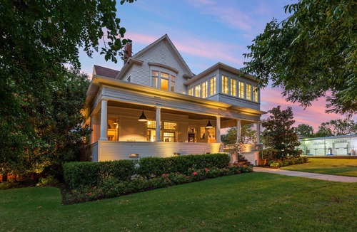 Brazos House | Historical home in downtown Waco built to host the dreamiest stay!