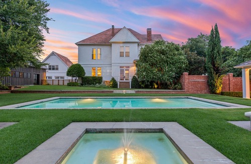 Brazos House | Historical home in downtown Waco built to host the dreamiest stay!