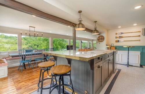 Holiday Island Cabin | Historical LAKEFRONT Luxury 7 Bedroom - Eureka!