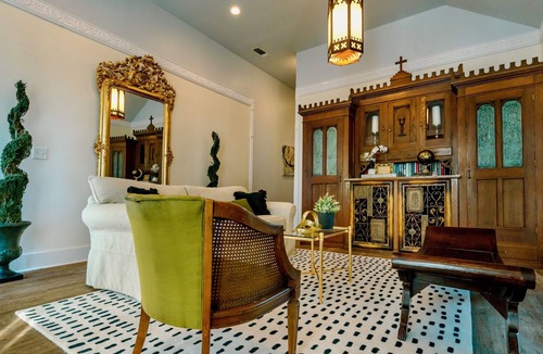 Denison Villa | Historical Mansion Beside 174 Acre Disc Golf Park