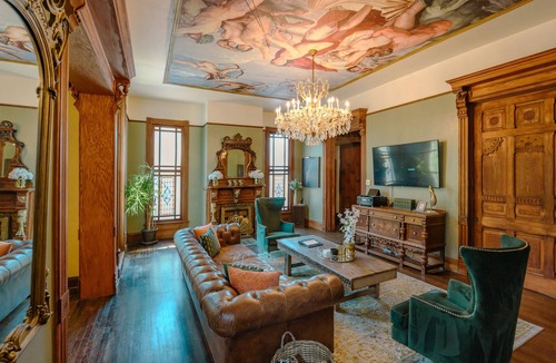 Denison Villa | Historical Mansion Beside 174 Acre Disc Golf Park