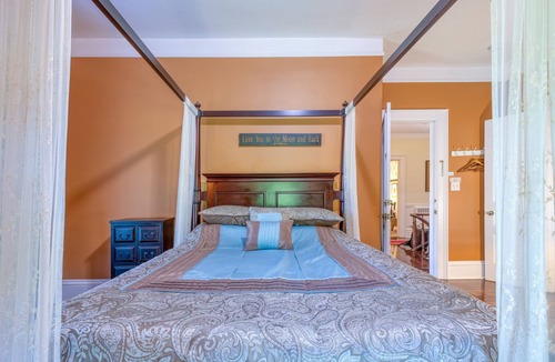 South Haven Bed & Breakfast | Historical Monroe Manor - Magnolia Room