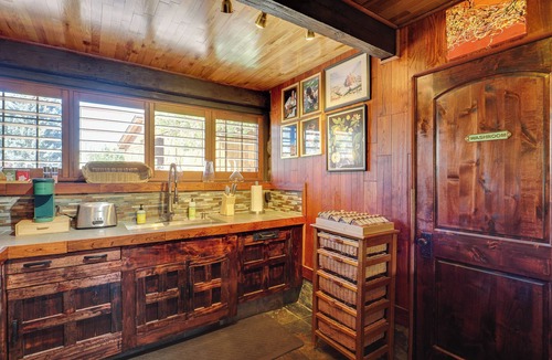 Granite Ridge Cottage | Historical Mtn-view Getaway w/Hot Tub in Sandy!