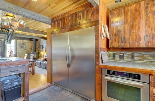 Granite Ridge Cottage | Historical Mtn-view Getaway w/Hot Tub in Sandy!