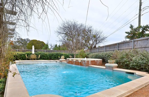 Sayles Blvd. Area Bed & Breakfast | Historical Sayles Blvd close to downtown and colleges