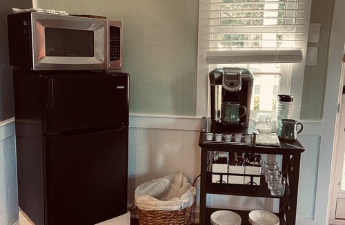 Lawrenceville House | ~HistoricBungalow~QueenBed~FarmStay~SleepsTwo~
