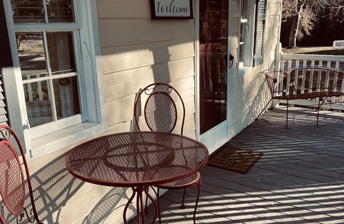 Lawrenceville House | ~HistoricBungalow~QueenBed~FarmStay~SleepsTwo~