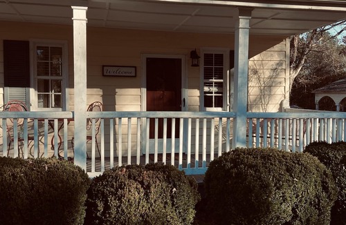 Lawrenceville House | ~HistoricBungalow~QueenBed~FarmStay~SleepsTwo~