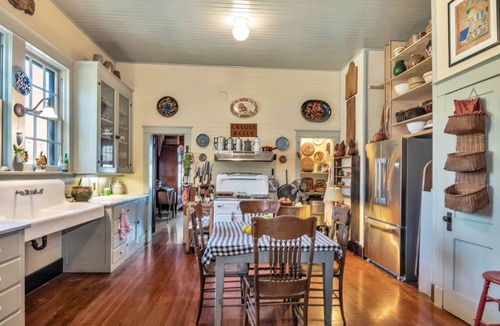 Jeanerette House | History and Antiques Surrounded by Sugar Cane Fields