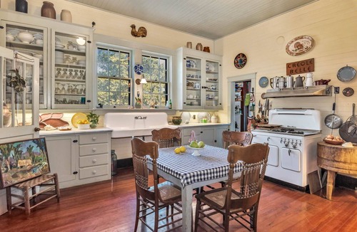 Jeanerette House | History and Antiques Surrounded by Sugar Cane Fields