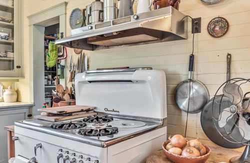 Jeanerette House | History and Antiques Surrounded by Sugar Cane Fields