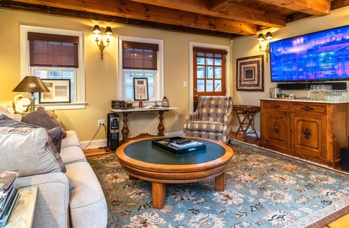 Portsmouth Cottage | History and Comfortable Luxury Downtown