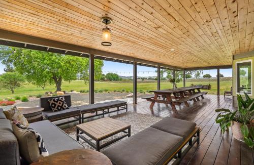 Paso Robles House | Hive & Hivette Castoro Winery StayEV16 guests