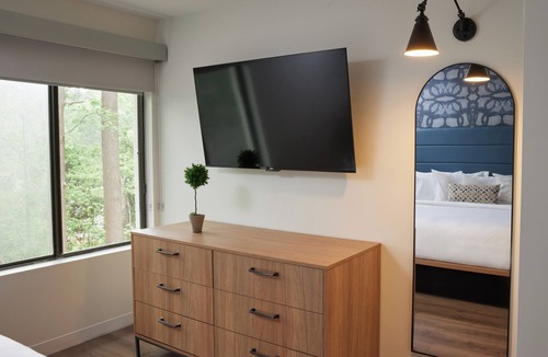 Southwest Raleigh Hotel | Hive House