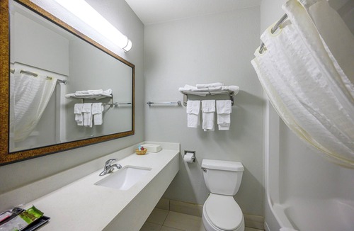 Broken Bow Hotel | HiWay Inn Express of Broken Bow
