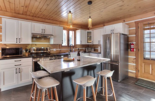 Riviere-Rouge Ski Chalet | Hjort: 4bdr, 9p.p. Riverfront, Hot Tub, Pool table, 3BDR 7bed Heated floors Riverfront Spa, Pool tab.