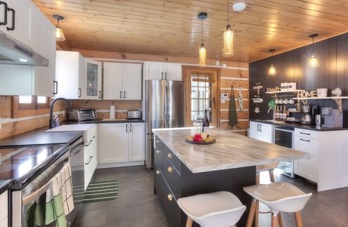 Riviere-Rouge Ski Chalet | Hjort: 4bdr, 9p.p. Riverfront, Hot Tub, Pool table, 3BDR 7bed Heated floors Riverfront Spa, Pool tab.