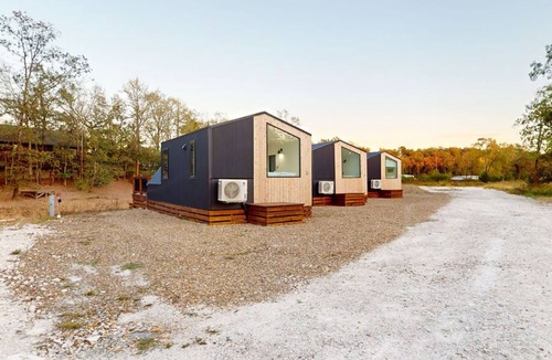 Hochatown Cabin | "Hjort (Deer)" Brand NEW LUXE Tiny Cabin located within the Alps of Hochatown!