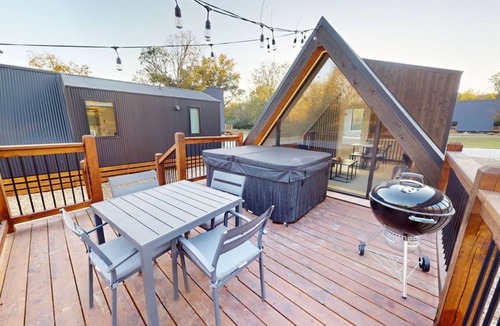 Hochatown Cabin | "Hjort (Deer)" Brand NEW LUXE Tiny Cabin located within the Alps of Hochatown!