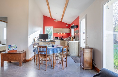 Saint-Georges-de-Pointindoux House | Holiday Home 'Petite Maison' with Private Garden and Wi-Fi