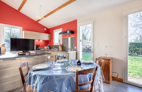 Saint-Georges-de-Pointindoux House | Holiday Home 'Petite Maison' with Private Garden and Wi-Fi