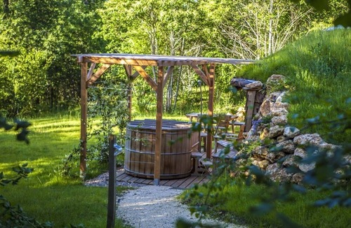Savignac-de-Miremont Cabin | Hobbit house with private spa