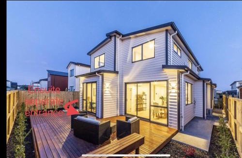 Hobsonville House | Hobsonville Scott point private entry flat offers the entire living room, bedroom and ensuite, parking available