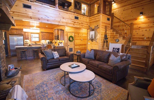 Broken Bow Cabin | HochaHoma Luxury Cabin-Game Room, Hot Tub, Fire Pit, Shuffleboard!