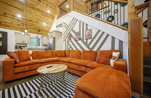 Hochatown Cabin | Hochatown Cabin | Hot Tub & Game Room | Sleeps 8