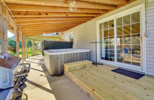 Rockbridge Cottage | Hocking Hills Hideaway w/Hot Tub & Fire Pit!