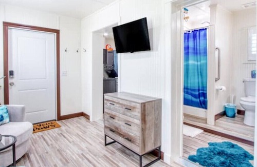 Valley View Apartment | Hockley Creek Colorful Home #1