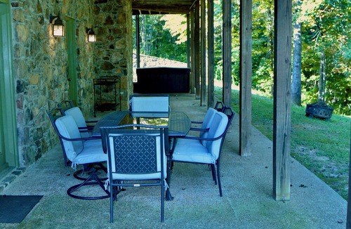 Alpine Cabin | Hodge Podge Lodge bring 24 friends to East Port Marina on Dale Hollow Lake