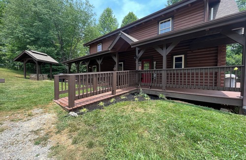 Alpine Cabin | Hodge Podge Lodge bring 24 friends to East Port Marina on Dale Hollow Lake