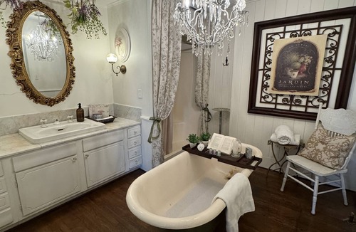 Montgomery Bed & Breakfast | Hodge Podge Lodge