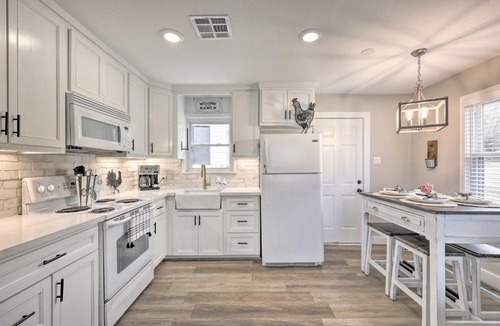 Hodgen House | Hodgen Cottage on 650 Acres, Cozy & Scenic